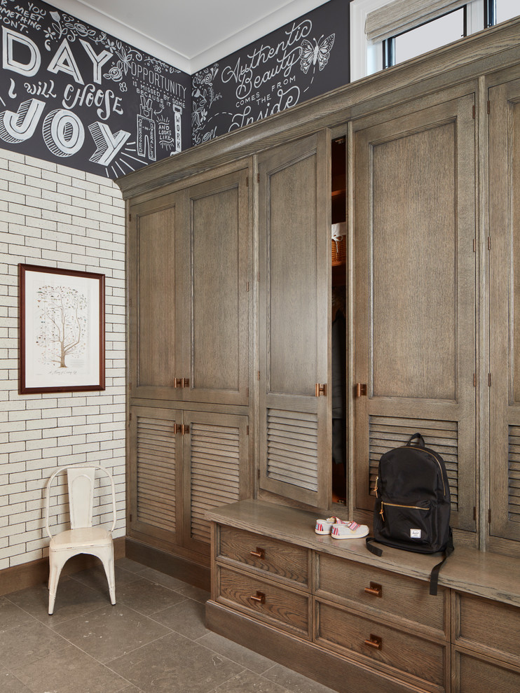 Inspiration för ett mycket stort vintage kapprum, med kalkstensgolv, grått golv och vita väggar