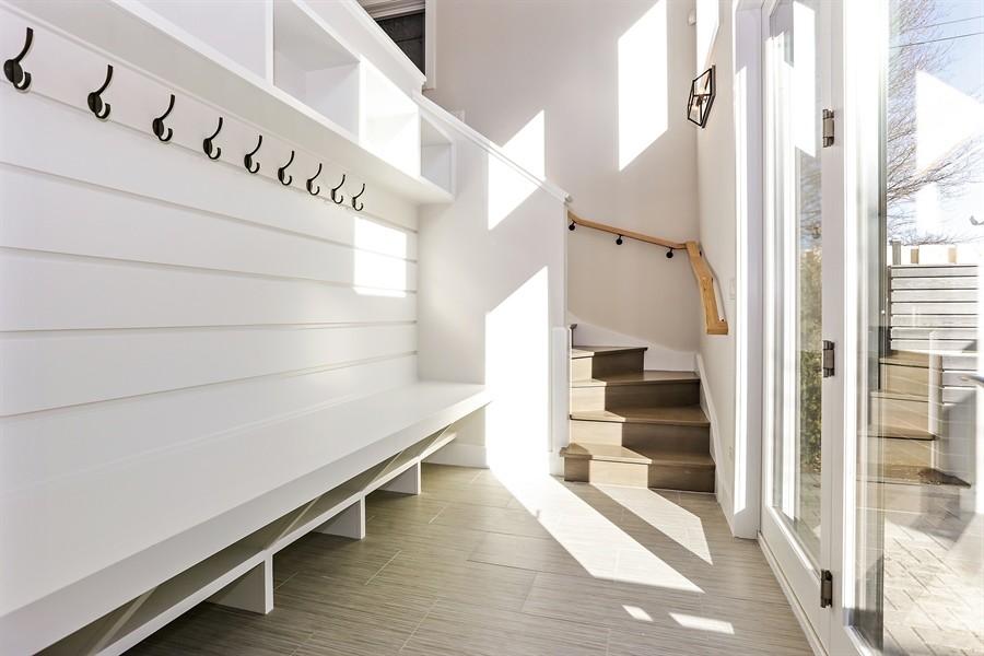 Diseño de vestíbulo posterior minimalista de tamaño medio con paredes grises, suelo de baldosas de porcelana, puerta doble y puerta de vidrio