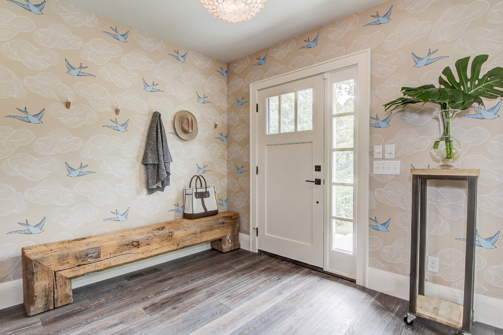 Inspiration för en vintage foajé, med beige väggar, mörkt trägolv, en enkeldörr och en vit dörr