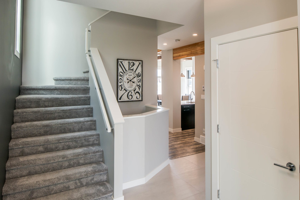 Modernes Foyer mit grauer Wandfarbe in Calgary