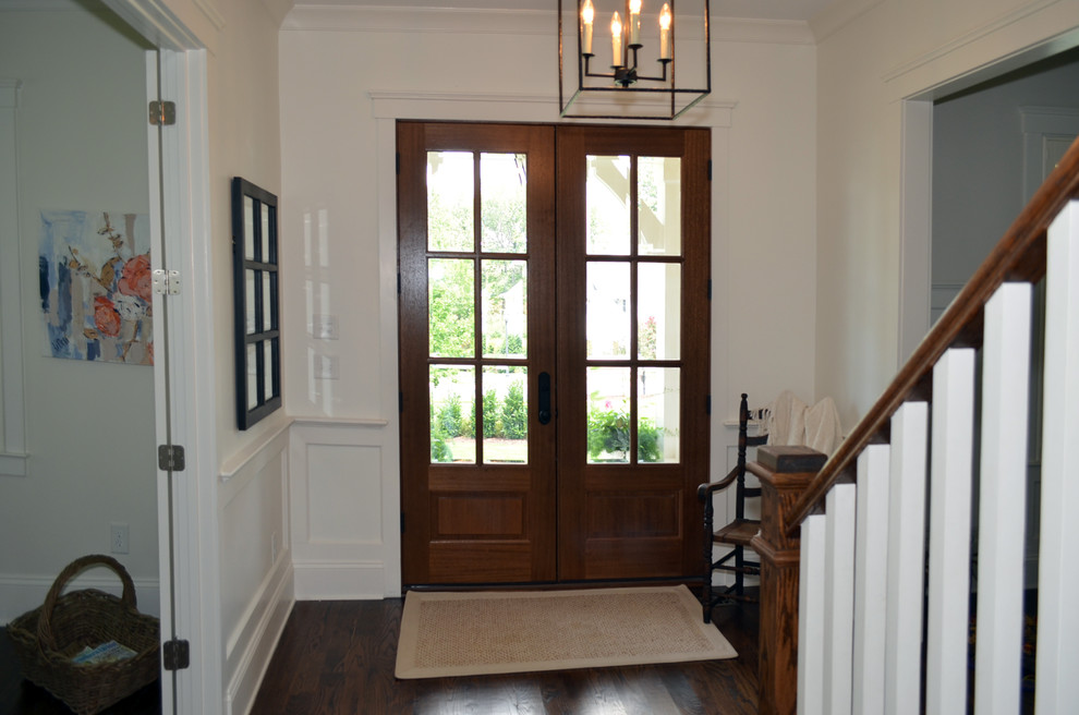 シャーロットにある高級な広いトランジショナルスタイルのおしゃれな玄関ドア (ベージュの壁、濃色無垢フローリング、濃色木目調のドア、茶色い床) の写真