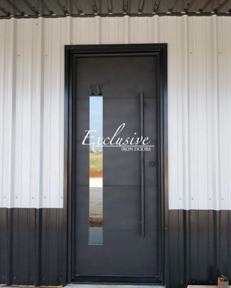 Immagine di una porta d'ingresso industriale di medie dimensioni con una porta singola e una porta nera