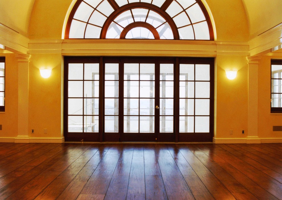 На фото: огромное фойе в классическом стиле с белыми стенами, паркетным полом среднего тона, двустворчатой входной дверью и входной дверью из темного дерева с