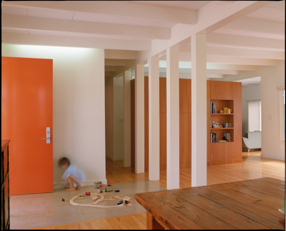 Идея дизайна: прихожая в стиле модернизм с одностворчатой входной дверью и оранжевой входной дверью