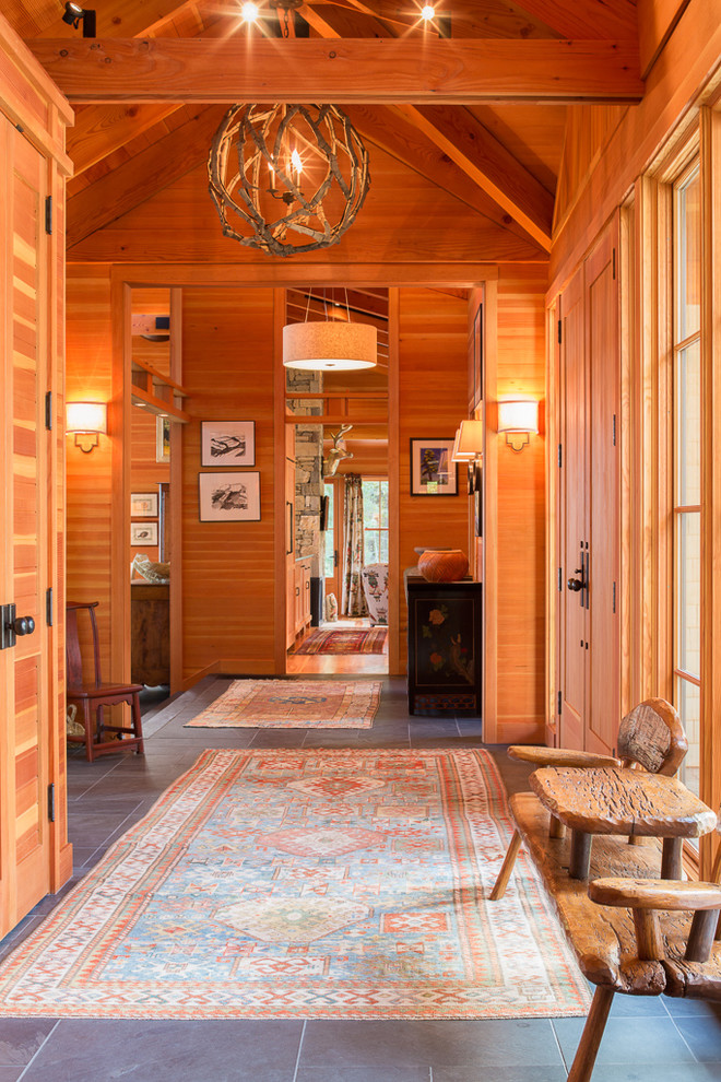 Rustikales Foyer mit hellbrauner Holzhaustür in Portland Maine
