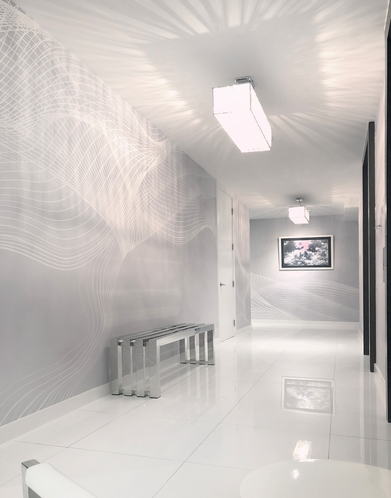 Immagine di un corridoio minimalista con pareti grigie e una porta a due ante