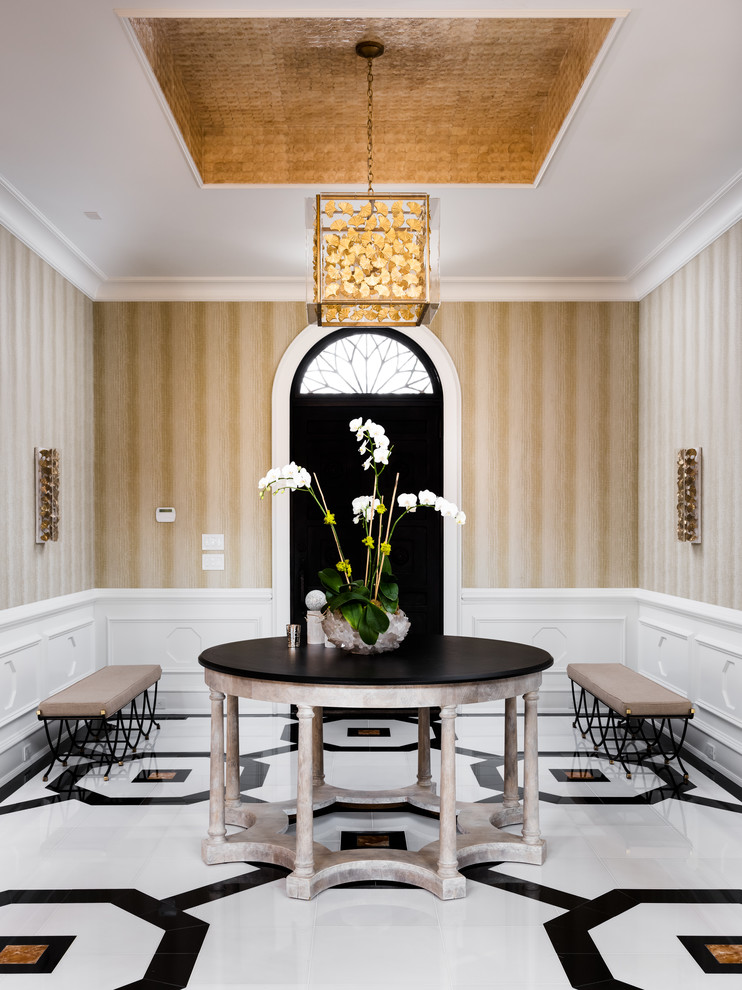 Idée de décoration pour un hall d'entrée minimaliste avec un mur beige, un sol en marbre, une porte simple, une porte noire et un sol multicolore.