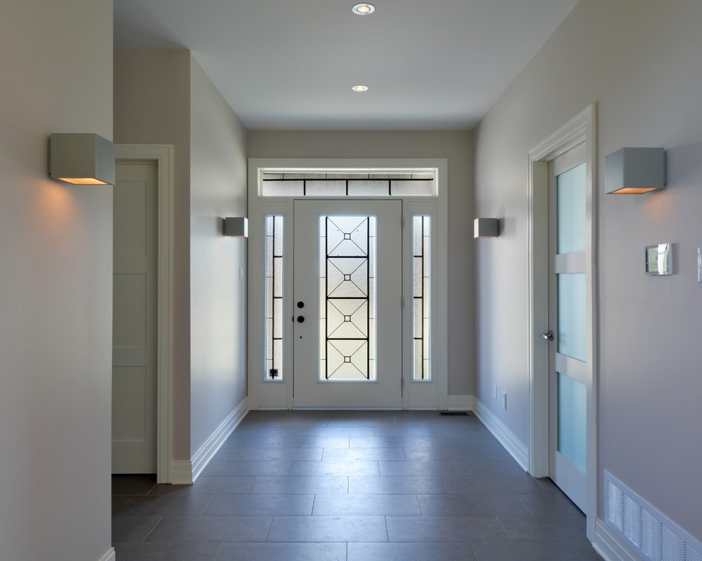 Источник вдохновения для домашнего уюта: прихожая в стиле неоклассика (современная классика) с одностворчатой входной дверью и стеклянной входной дверью