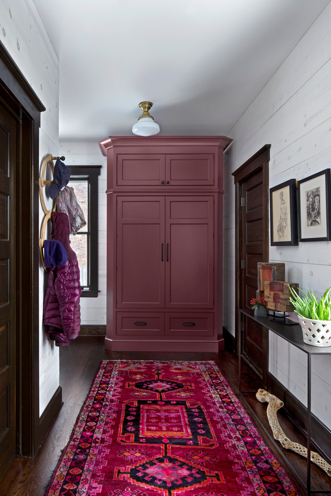 Foto de hall tradicional pequeño con paredes blancas, suelo de madera oscura, puerta simple, puerta de madera oscura y suelo marrón