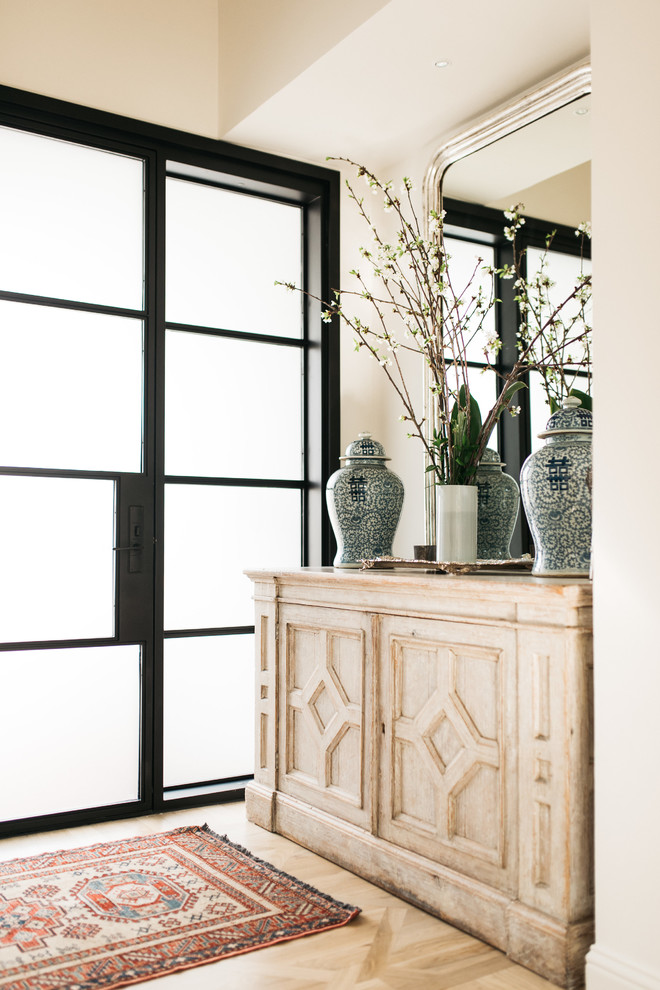 ダラスにある高級な中くらいなトランジショナルスタイルのおしゃれな玄関ドア (ベージュの壁、淡色無垢フローリング、ベージュの床、ガラスドア) の写真