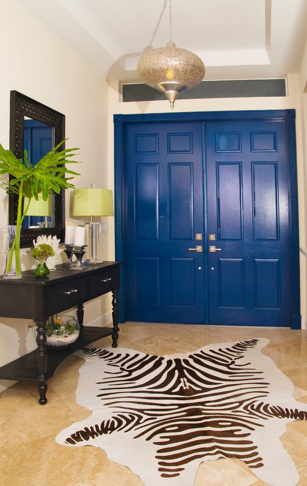 На фото: фойе среднего размера в стиле неоклассика (современная классика) с бежевыми стенами, полом из травертина, двустворчатой входной дверью и синей входной дверью с