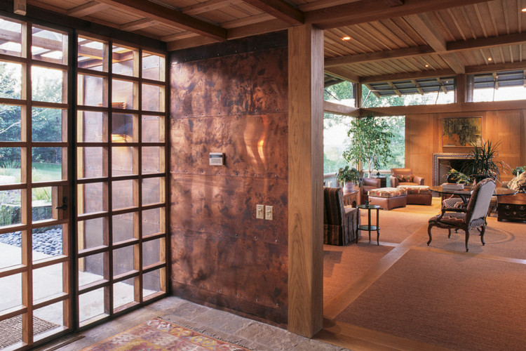 Источник вдохновения для домашнего уюта: фойе среднего размера в современном стиле с коричневыми стенами, ковровым покрытием, одностворчатой входной дверью и стеклянной входной дверью