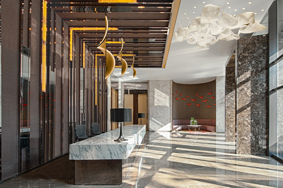 Großes Modernes Foyer mit beiger Wandfarbe, Marmorboden, Haustür aus Glas und beigem Boden in Miami