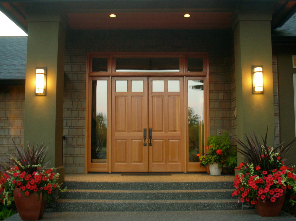 Esempio di una porta d'ingresso chic di medie dimensioni con pareti verdi, pavimento in cemento, una porta a due ante e una porta in legno bruno