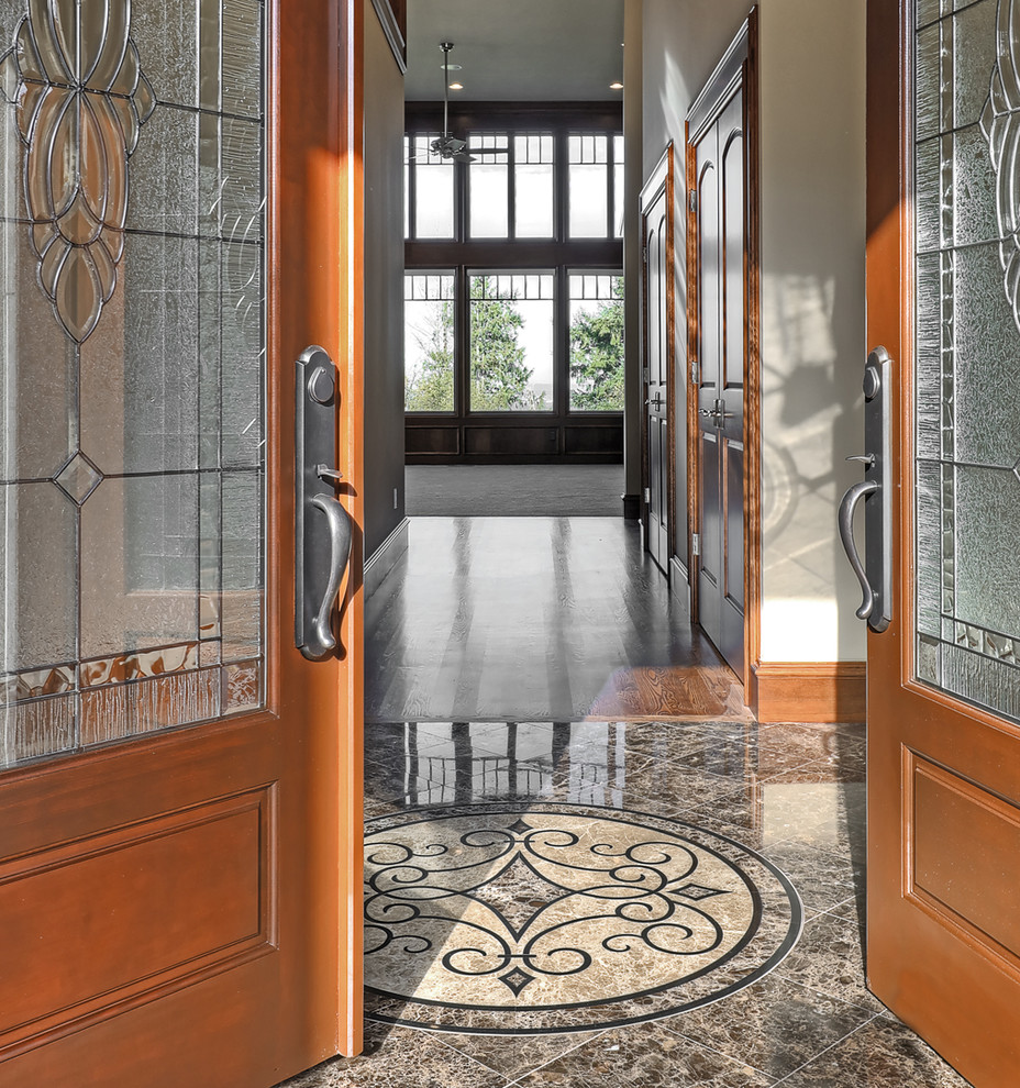 Geräumiges Klassisches Foyer mit beiger Wandfarbe, Marmorboden, Doppeltür und dunkler Holzhaustür in Seattle
