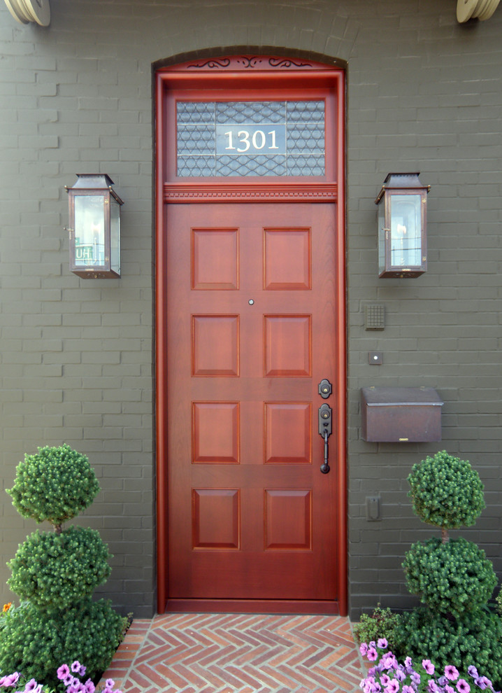 Imagen de puerta principal clásica de tamaño medio con paredes grises, puerta simple y puerta de madera en tonos medios
