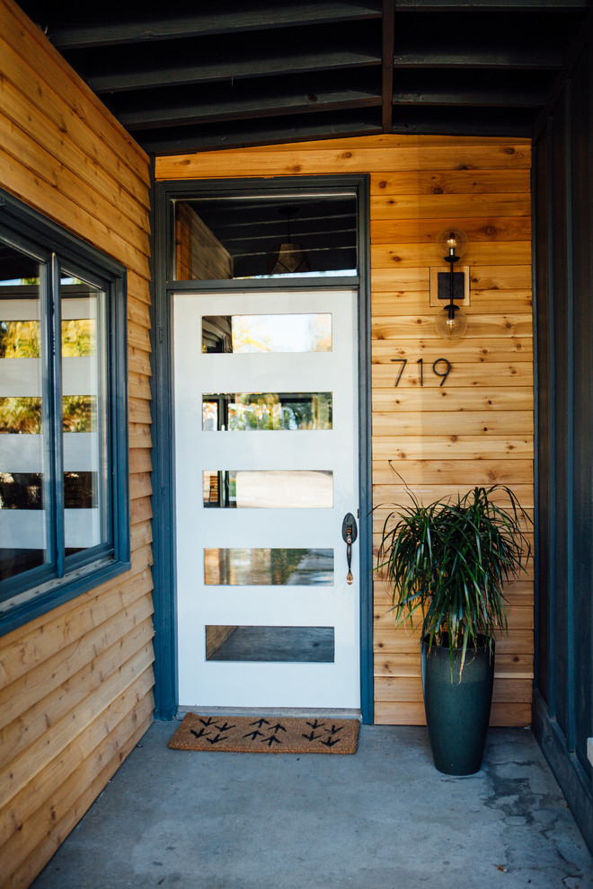 Источник вдохновения для домашнего уюта: входная дверь в стиле ретро с одностворчатой входной дверью и белой входной дверью