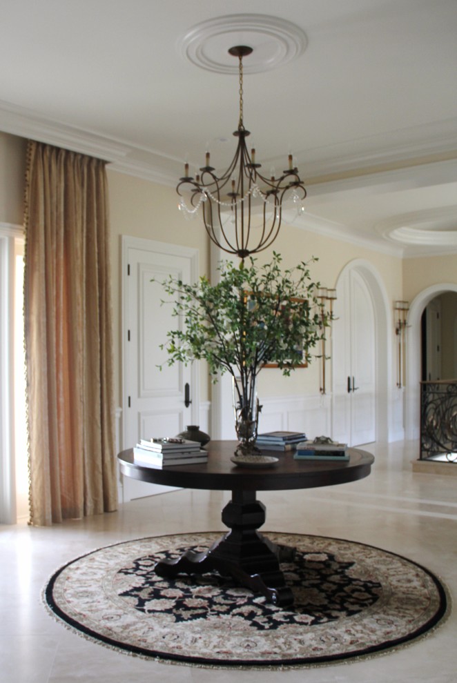 Mittelgroßes Mediterranes Foyer mit beiger Wandfarbe, Porzellan-Bodenfliesen, Doppeltür und weißer Haustür in Miami