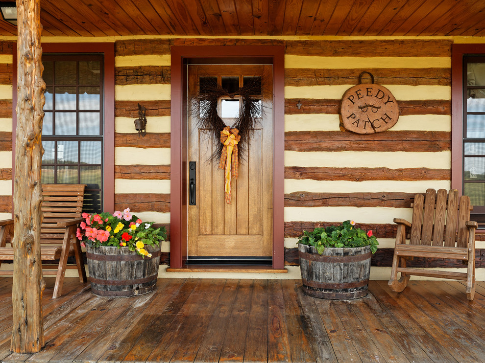На фото: входная дверь в стиле рустика с одностворчатой входной дверью и входной дверью из светлого дерева с
