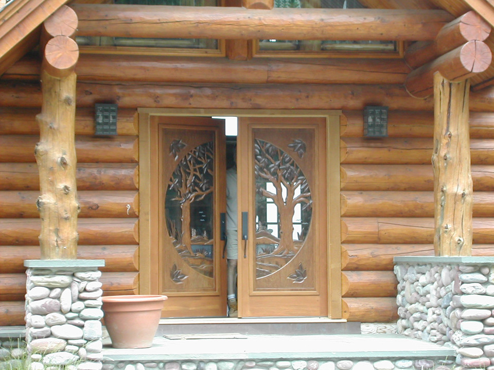 Modelo de puerta principal de estilo americano grande con paredes marrones, puerta doble y puerta marrón