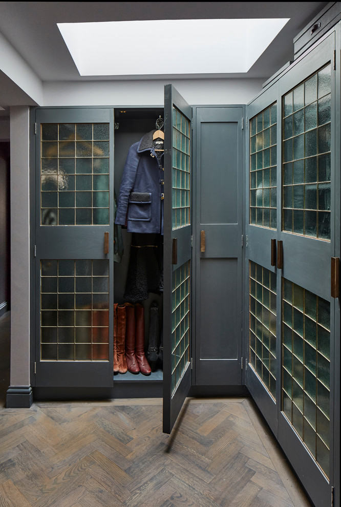 На фото: тамбур со шкафом для обуви в стиле неоклассика (современная классика) с паркетным полом среднего тона