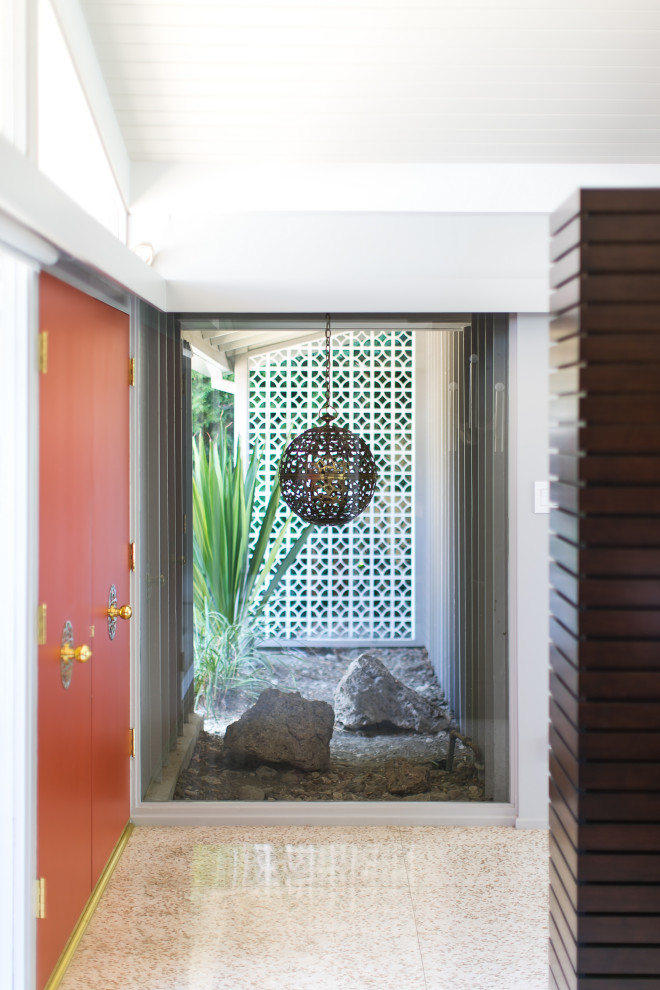 Стильный дизайн: входная дверь в стиле ретро с серыми стенами, двустворчатой входной дверью и оранжевой входной дверью - последний тренд