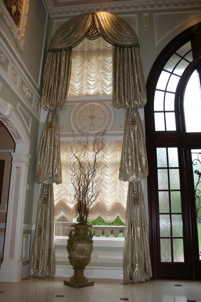 Geräumiges Klassisches Foyer mit beiger Wandfarbe, Marmorboden, Doppeltür und schwarzer Haustür in New York