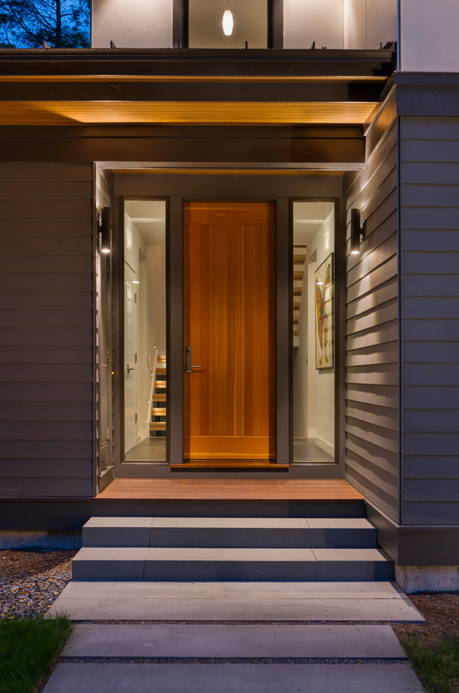 Foto de puerta principal actual pequeña con paredes grises, suelo de baldosas de cerámica, puerta simple y puerta de madera en tonos medios