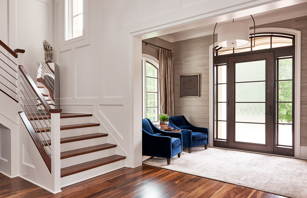 Klassisches Foyer mit braunem Holzboden, Einzeltür und Haustür aus Glas in Charlotte