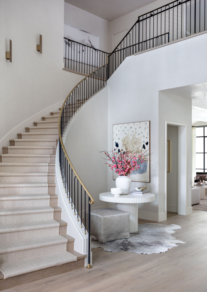 Geräumiges Klassisches Foyer mit weißer Wandfarbe, braunem Holzboden und braunem Boden in Houston