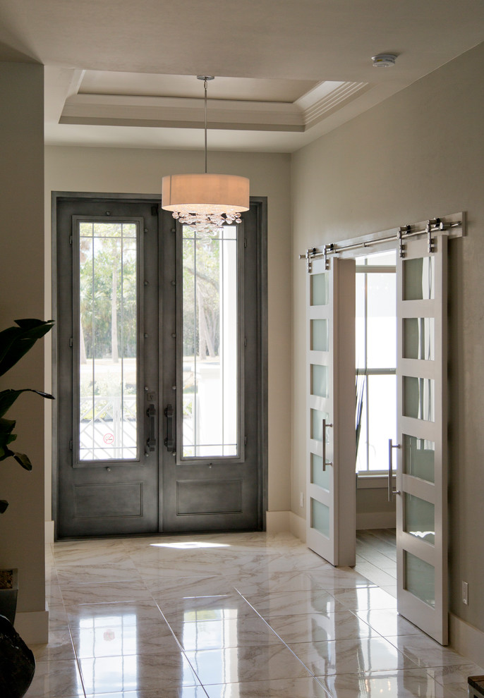 Свежая идея для дизайна: входная дверь среднего размера в стиле неоклассика (современная классика) с белыми стенами, полом из керамической плитки, двустворчатой входной дверью, серой входной дверью и разноцветным полом - отличное фото интерьера