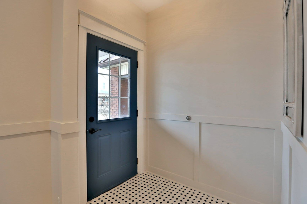 Idee per un ingresso chic di medie dimensioni con pareti bianche, pavimento con piastrelle in ceramica, una porta singola, una porta blu e pavimento multicolore