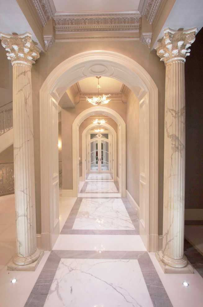 Foto di un grande corridoio chic con pavimento bianco, pareti grigie e pavimento in marmo