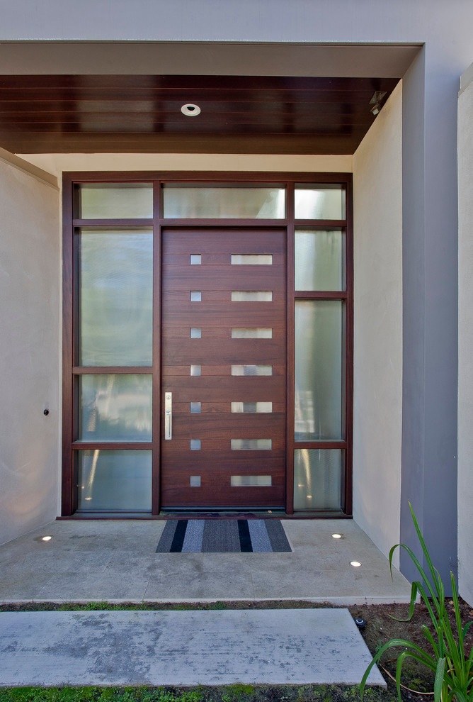 Aménagement d'une entrée contemporaine avec une porte en bois foncé.