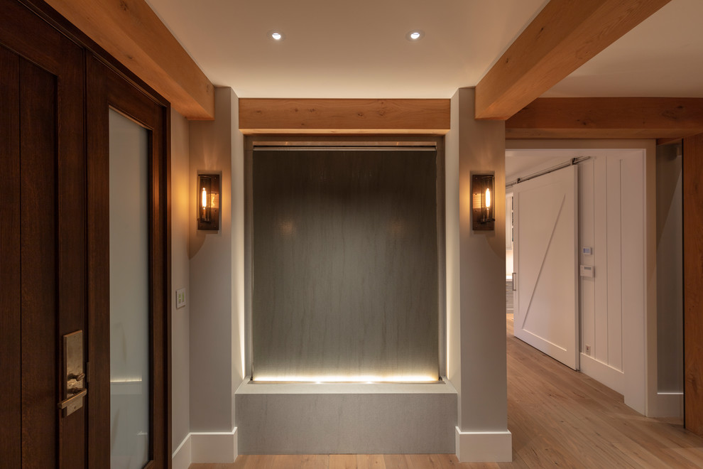Источник вдохновения для домашнего уюта: большое фойе в современном стиле с серыми стенами, паркетным полом среднего тона, одностворчатой входной дверью и входной дверью из темного дерева