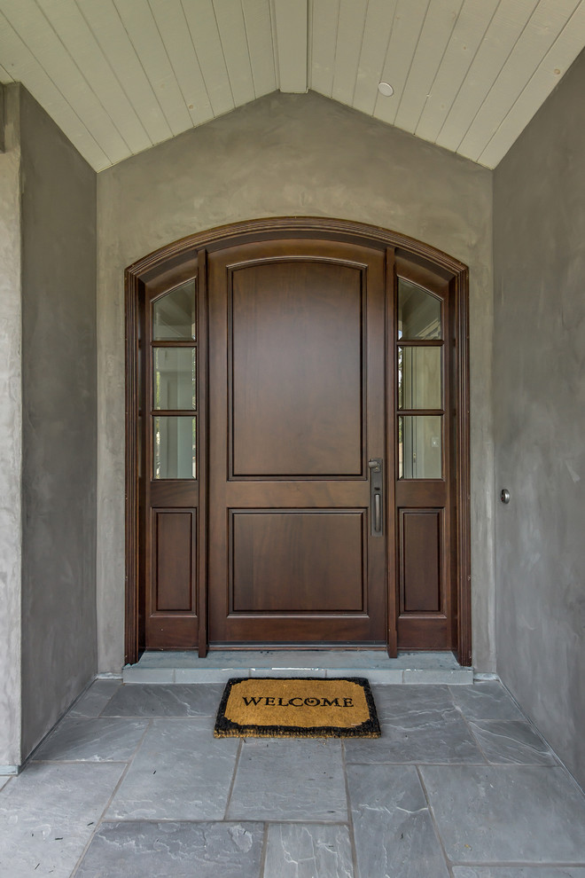Idées déco pour une grande porte d'entrée classique avec un mur gris, un sol en ardoise, une porte simple et une porte en bois foncé.