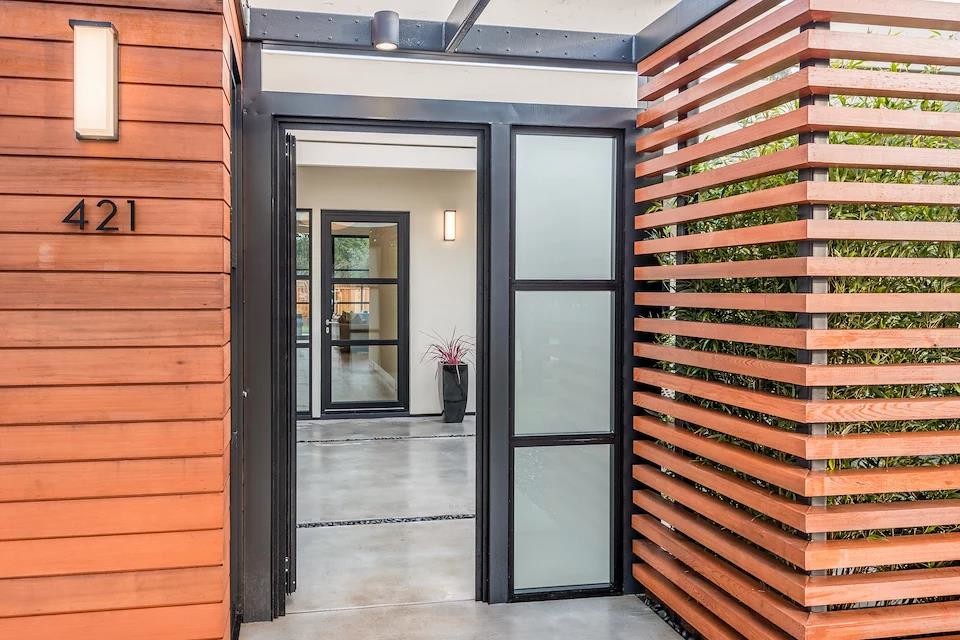 Mittelgroße Moderne Haustür mit weißer Wandfarbe, Betonboden, Einzeltür, Haustür aus Glas und grauem Boden in San Francisco