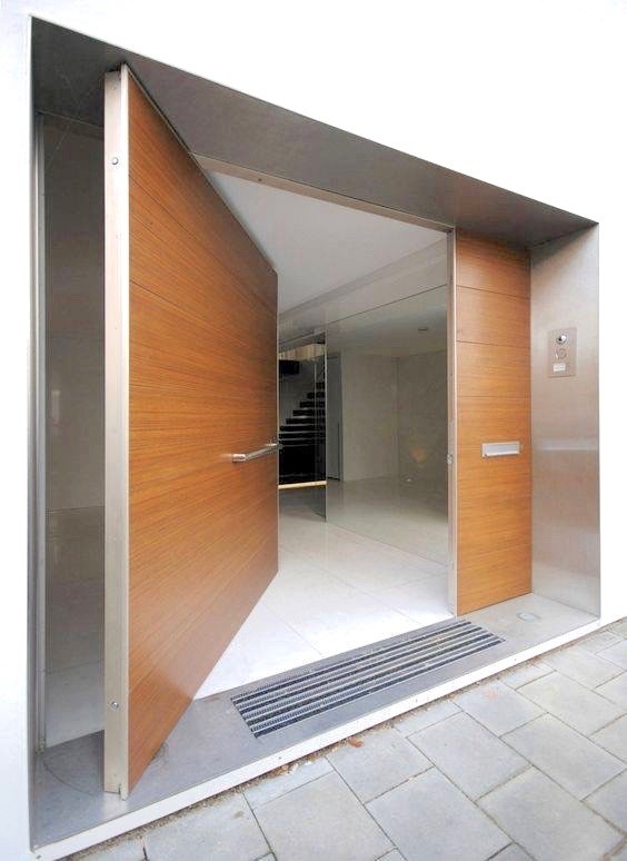 Стильный дизайн: большая входная дверь в стиле модернизм с белыми стенами, полом из керамической плитки, поворотной входной дверью, входной дверью из дерева среднего тона и белым полом - последний тренд