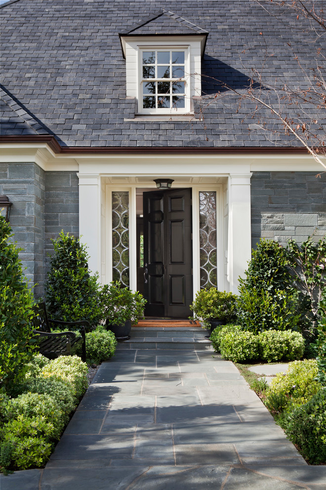 На фото: входная дверь в классическом стиле с серыми стенами, одностворчатой входной дверью, черной входной дверью и серым полом с