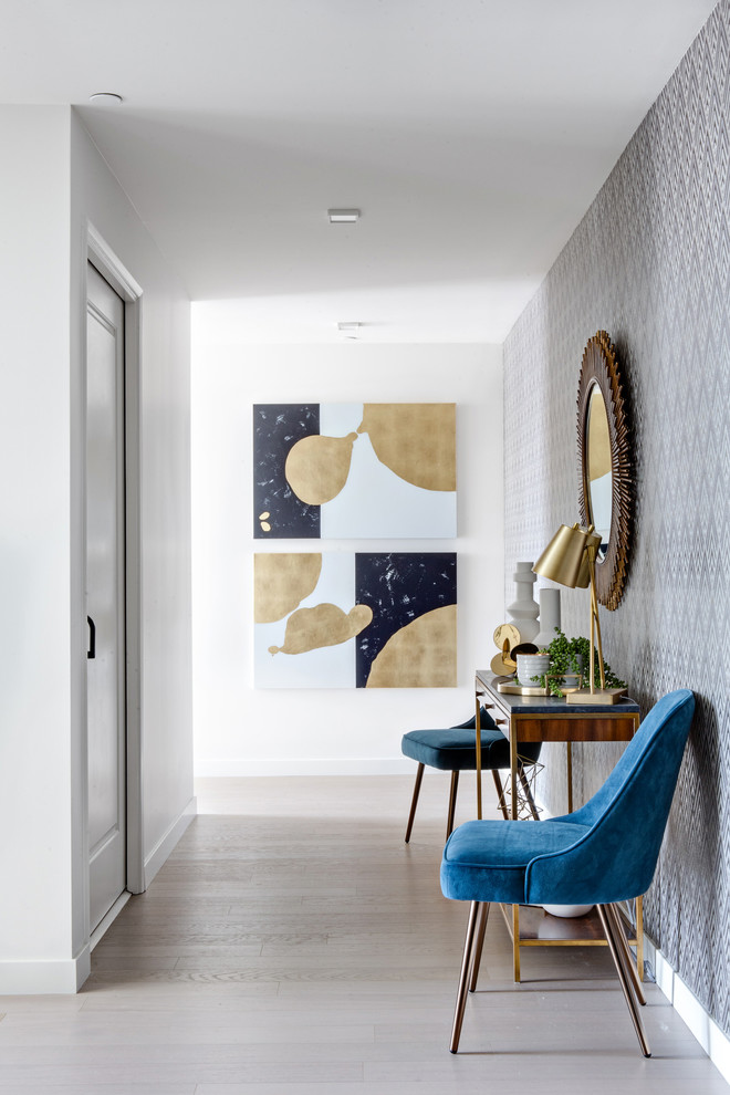 Immagine di un corridoio minimalista di medie dimensioni con pareti grigie, parquet chiaro e pavimento beige