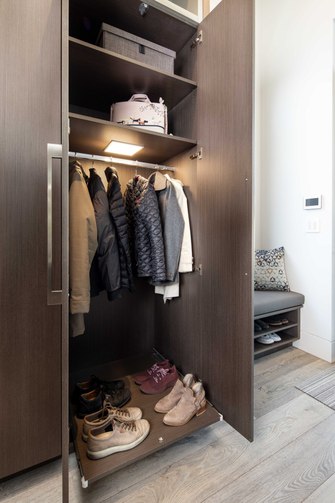 На фото: тамбур среднего размера со шкафом для обуви в современном стиле с белыми стенами, светлым паркетным полом и серым полом