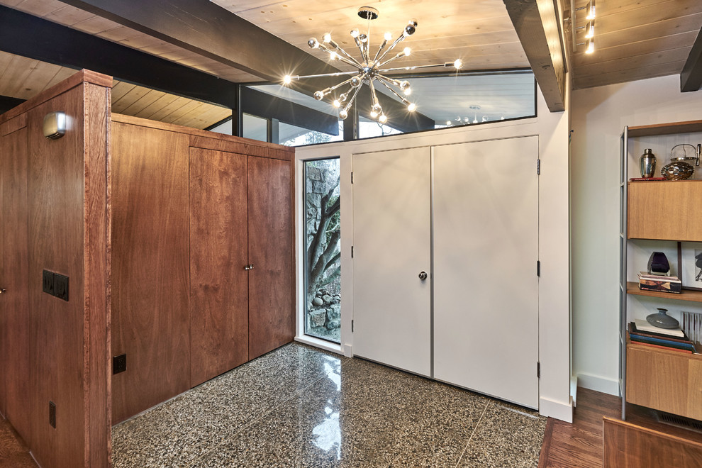 サンフランシスコにある高級な中くらいなミッドセンチュリースタイルのおしゃれな玄関ドア (白い壁、御影石の床、白いドア、マルチカラーの床) の写真