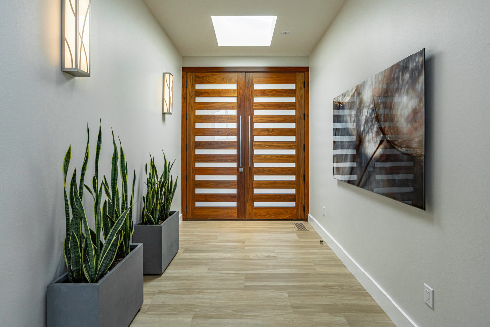 Diseño de puerta principal vintage con paredes blancas, suelo de madera clara, puerta doble, puerta de madera en tonos medios y suelo beige