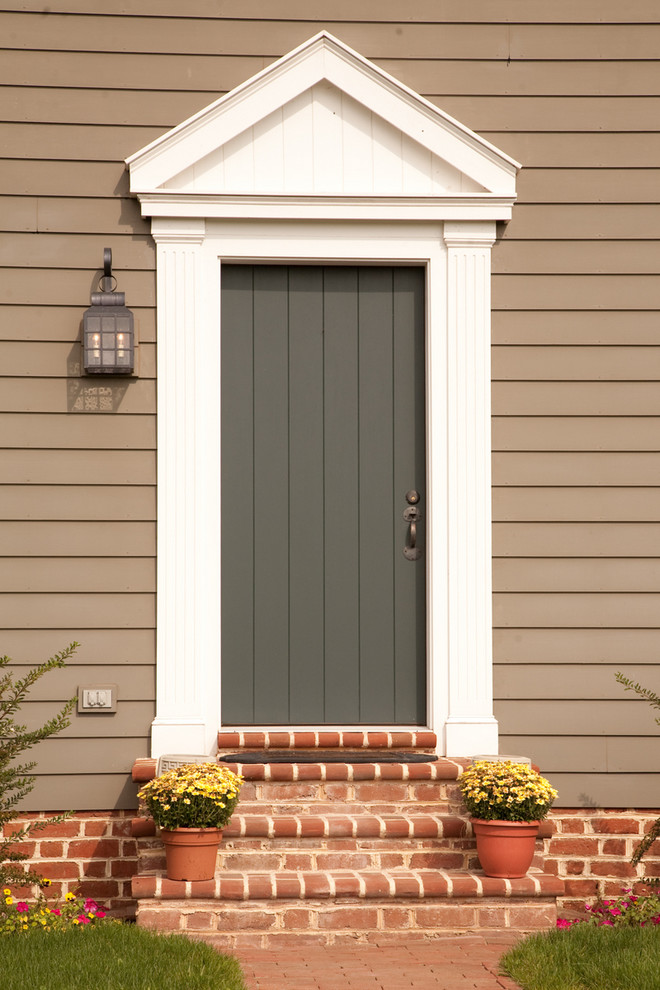 Modelo de puerta principal clásica con puerta simple y puerta gris