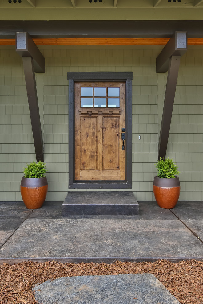 Großer Klassischer Eingang mit Einzeltür und hellbrauner Holzhaustür in Portland