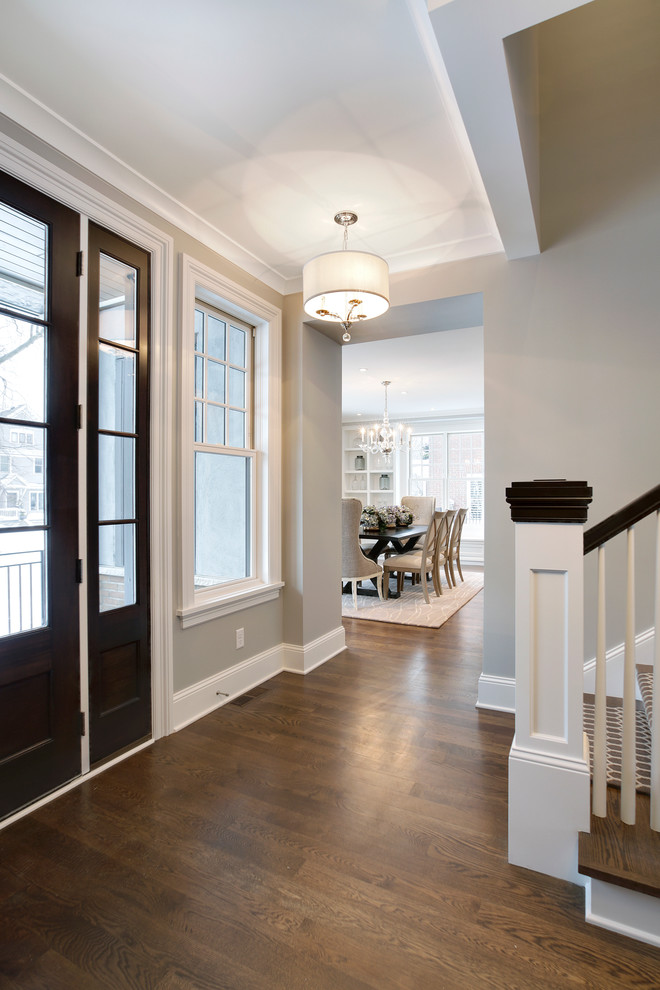 Klassische Haustür mit grauer Wandfarbe, braunem Holzboden, Einzeltür und dunkler Holzhaustür in Minneapolis