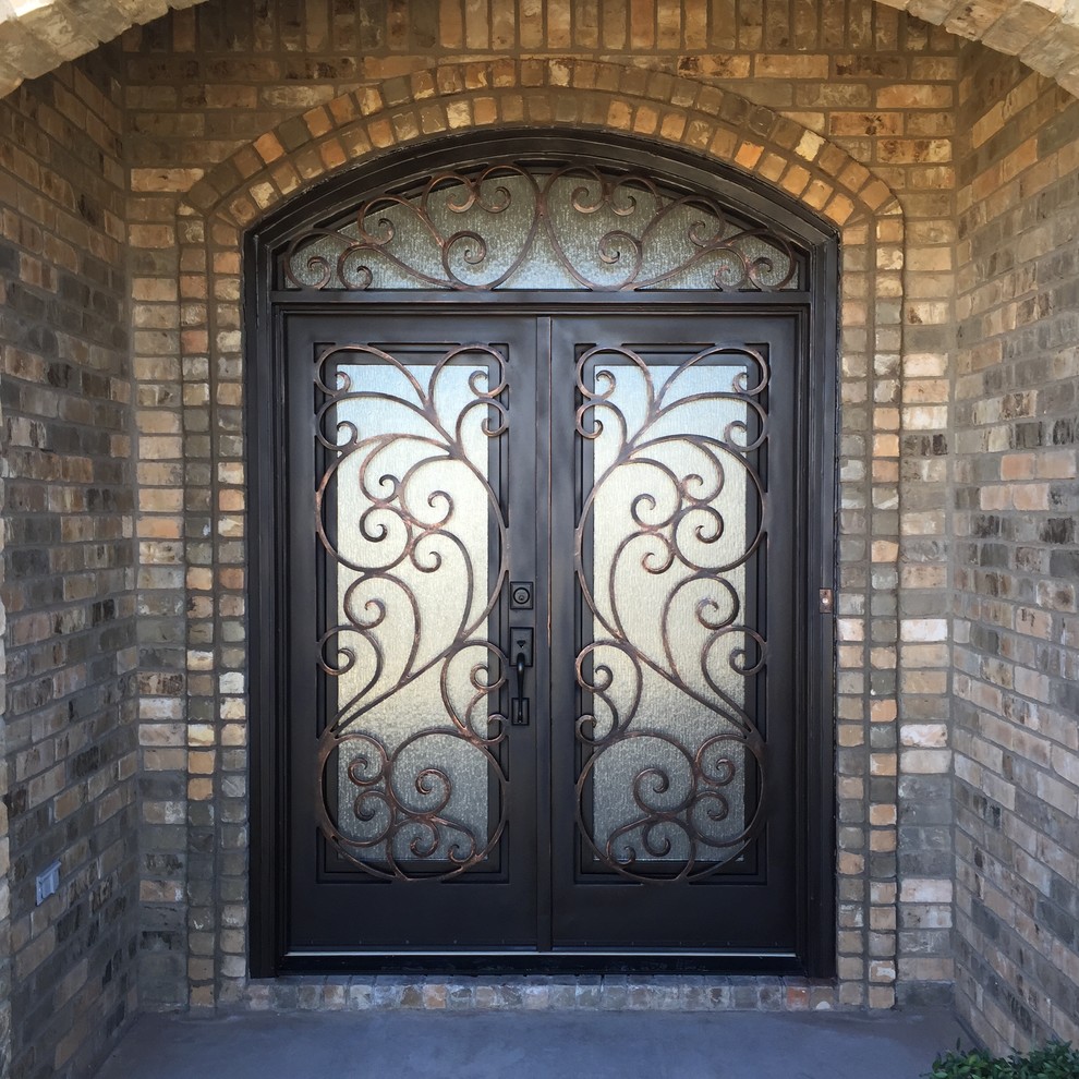 ダラスにあるトラディショナルスタイルのおしゃれな玄関ドア (黒いドア) の写真