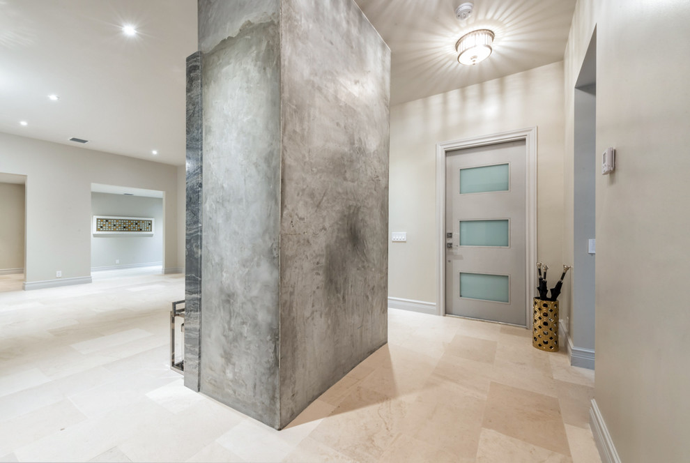 Ispirazione per un corridoio minimal di medie dimensioni con pareti grigie, pavimento con piastrelle in ceramica, una porta singola, una porta grigia e pavimento beige