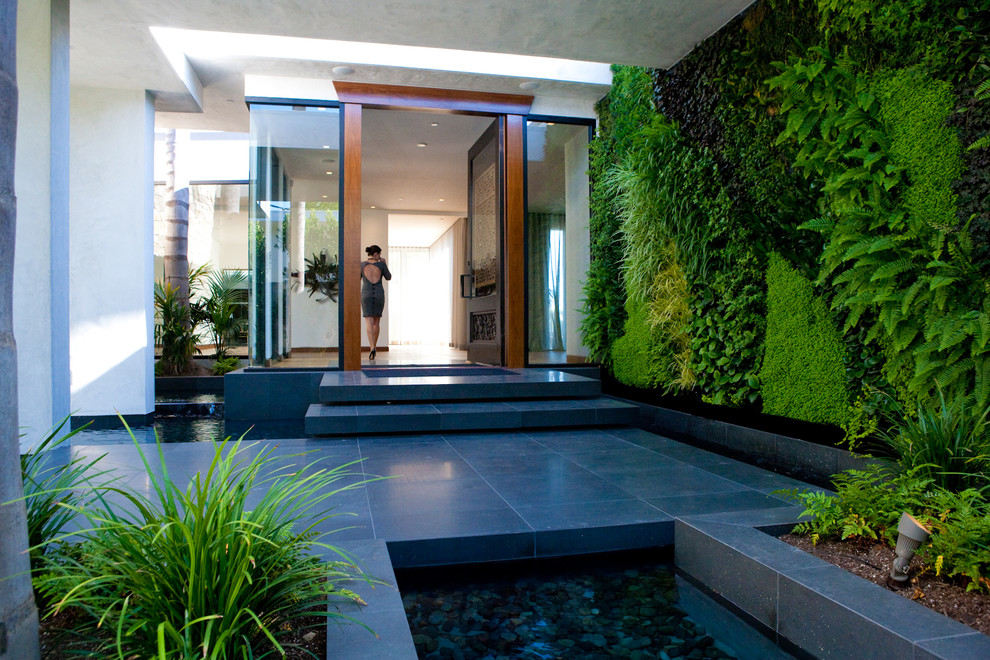 Große Moderne Haustür mit Einzeltür, Haustür aus Glas, grauer Wandfarbe und beigem Boden in Los Angeles
