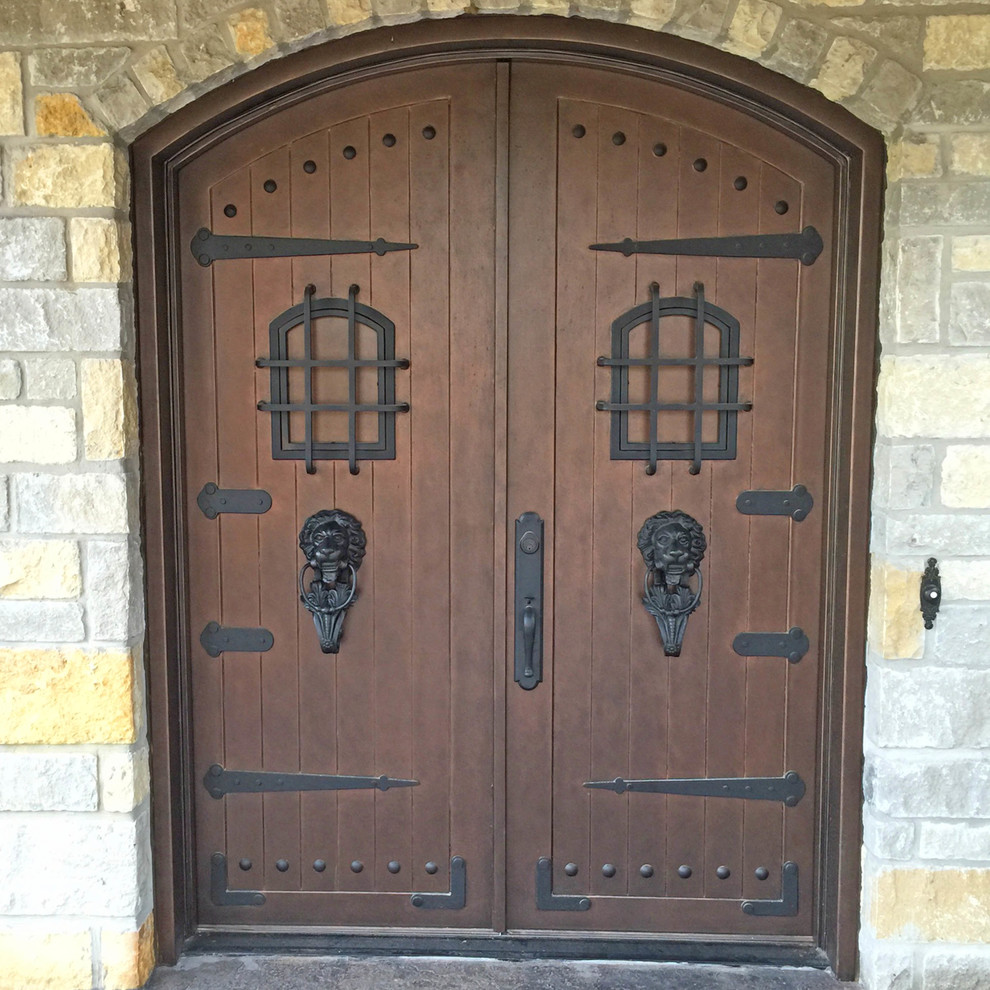 Inredning av en rustik stor ingång och ytterdörr, med en dubbeldörr och en brun dörr